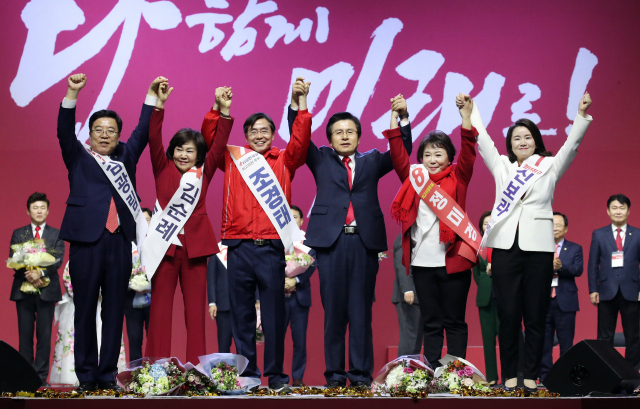 27일 오후 경기도 고양시 킨텍스에서 열린 자유한국당 전당대회에서 당 대표로 선출된 황교안 전 총리가 선출된 최고위원들과 손잡고 있다. 왼쪽부터 김광림, 김순례, 조경태, 황교안 대표, 정미경, 신보라 위원. 연합뉴스