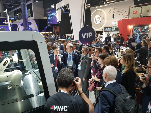 MWC2019에 참가한 해외기업 및 정부 관계자들이 로봇카페 비트를 방문해 관심을 보이고 있다. 사진 달콤커피 제공.