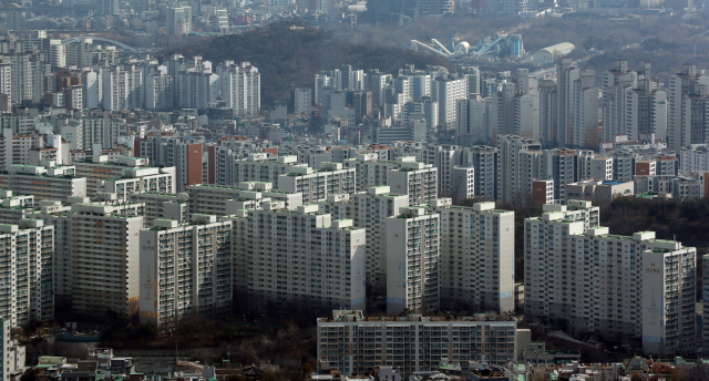 지난해 말부터 이어온 주택거래 침체로 이달 서울 아파트 거래량이 역대 최저 수준을 기록할 전망이다. 26일 서울부동산정보광장에 따르면 지난 25일 현재 서울아파트 거래량(신고일 기준)은 1천319건으로 일평균 52.8건에 그쳤다. 이 추세라면 이달 말까지 신고건수는 총 1천500건 안팎에 그치며 2006년 실거래가 조사 이래 2월 거래량으로는 역대 최저를 기록할 전망이다. 사진은 이날 남산 N서울타워에서 바라본 서울 시내 아파트. 연합뉴스