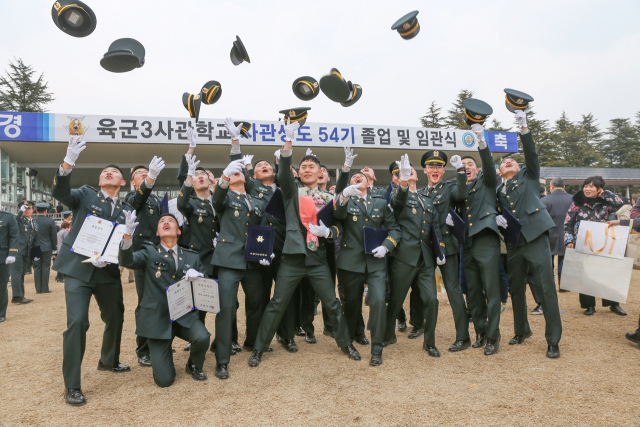 육군3사관학교는 지난달 28일 생도 489명(여군 18명 포함)에 대한 제54기 졸업 및 임관식을 가졌다. 이날 소위로 임관된 졸업생들의 자축 모습. 육군3사관학교 제공