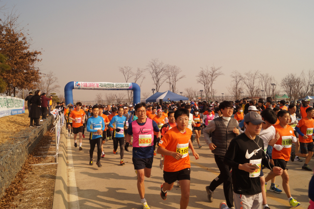 3·1운동 100주년기념 구미시육상연맹장배 시민건강마라톤대회에 참가한 선수들이 힘차게 출발하고 있다. 전병용 기자