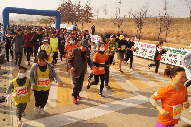 3·1운동 100주년기념 구미시육상연맹장배 시민건강마라톤대회에 참가한 선수들이 힘차게 출발하고 있다. 전병용 기자