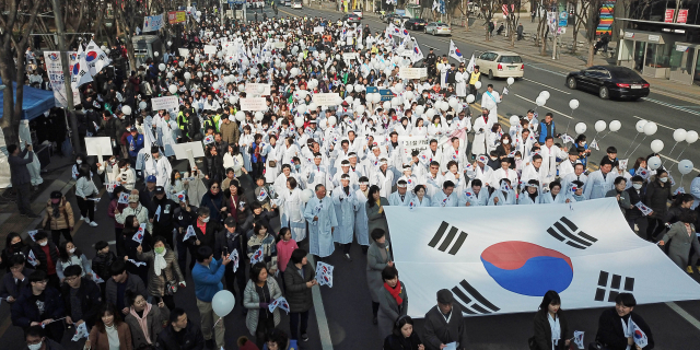 3·1운동 100주년인 1일 오전 대구 중구 국채보상로에서 열린 만세운동 재현행사에 참가한 시민들이 대한독립 만세를 외치며 거리행진을 하고 있다. 김영진 기자 kyjmaeil@imaeil.com