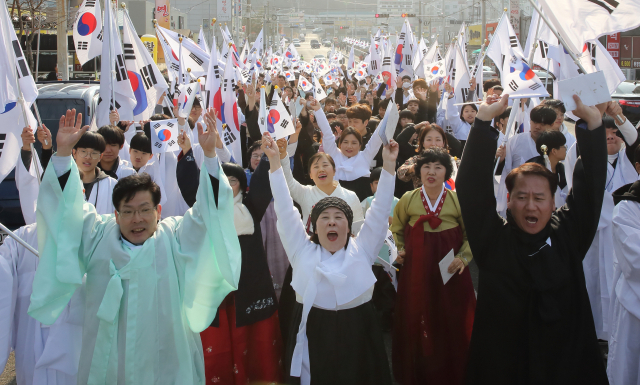 칠곡군 석적읍 주민들은 지난 1일 시가지를 돌며 1919년 당시 