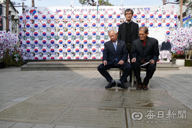 (왼쪽부터) 이동일 광복회 경북지부장, 손병선 광복회 안동지회장, 김화석 안동교회 원로장로가 안동 문화의 거리 광장에서 안동지역 만세운동을 소개하는 동판을 보고 있다. 김영진 기자