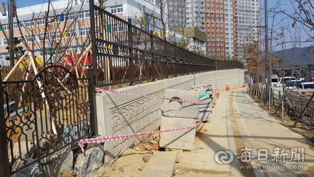 호명초등학교 입학식이 열린 4일 오전, 학교 울타리 옆 인도에 공사 자재가 비닐 재질의 안전띠에 묶인 채 위험하게 놓여 있다. 윤영민 기자