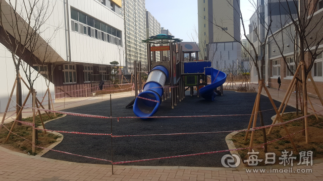 4일 학생들이 뛰어놀아야 할 호명초등학교 내 놀이시설이 안전상의 문제 등으로 폐쇄돼 있다. 윤영민 기자