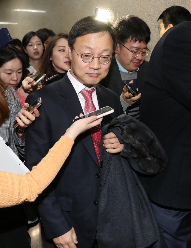 자유한국당 김영종 윤리위원장이 13일 오전 국회에서 김병준 비대위원장을 면담 후 비대위원장실을 나서며 기자들의 질문을 받고 있다. 연합뉴스