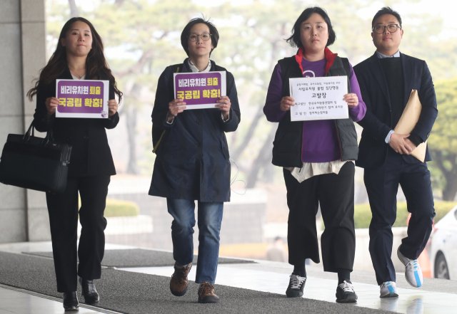 정치하는 엄마들의 장하나 공동대표(왼쪽 두번째)와 회원들이 5일 오후 서울 서초구 서울중앙지검에 한국유치원 총연합회(한유총)와 소속 유치원을 개학연기 사태와 관련해 고발장을 접수하기 위해 청사에 들어서고 있다. 이들은 한유총의 사립유치원 개학연기는 