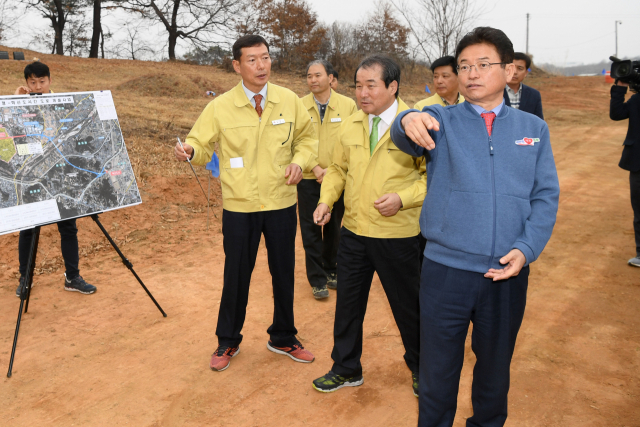 이철우 경상북도지사가 5일 김천시 대신지구 개발 현장을 찾아 주변을 점검하고 있다. 경북도 제공