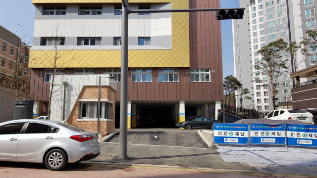 호명초교 정문. 학교 진출입로 가운데에 신호등이 설치돼 있다. 윤영민 기자