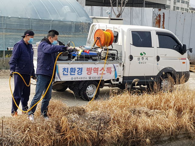 상주시 보건소 방역팀이 6일 모기유충 서식처인 하수구를 돌며 유충박멸 약품을 살포하고 있다. 상주시 제공