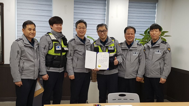 7일 정상진 대구 수성경찰서장(왼쪽 세 번째)이 이동영 경위(왼쪽 네 번째)와 류근우 경장(왼쪽 두 번째)에게 표창장을 전달하고 있다.