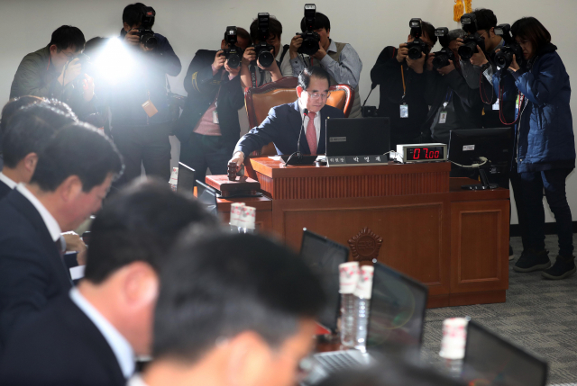 7일 오후 국회에서 열린 윤리특별위원회에서 박명재 위원장이 회의 시작을 알리고 있다. 연합뉴스