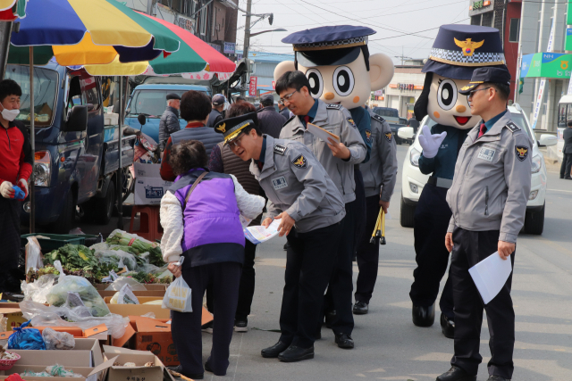 지난 6일 예천경찰서 신동연 서장과 생활안전교통과장 등 10여 명이 직접 주민들과 소통하며 민원을 듣고 처리하기 위해 지보면 지보장터를 방문했다. 예천경찰서 제공