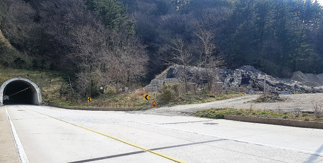 울릉군이 보전산지 임야에서 잡종지로 지목변경해 준 일주도로변 불법 폐기물 야적장. 박기호 기자