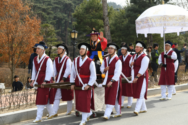 순흥초군청 민속문화제로 마련된 도호부 부사 행차가 재현되고 있다. 영주시 제공