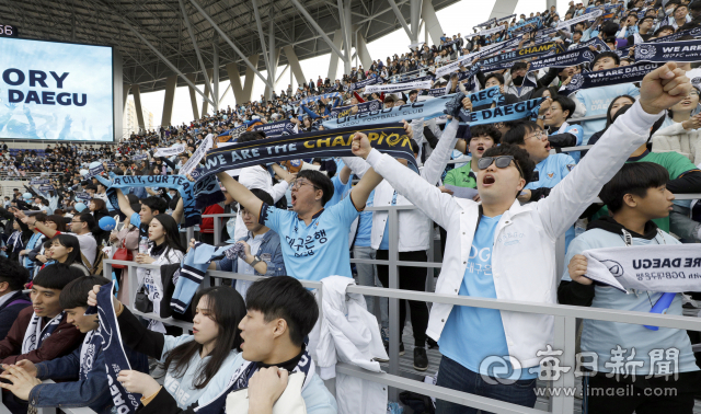 축구팬들의 열성적인 응원도 대구FC의 상승세의 원동력이 되고 있다. 9일 오후 DGB대구은행파크에서 열린 개막전에서 대구FC가 제주 유나이티드를 2대0으로 완파하자 1만2천 관중석을 가득 메운 팬들이 열광하고 있다. 우태욱 기자 woo@imaeil.com