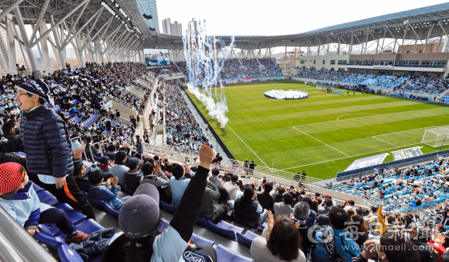 연속 매진 기록에 도전. 대구FC의 새 전용구장 개장 경기가 열린 지난 9일 축구팬들이 