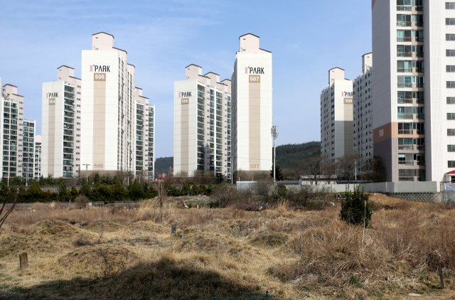 경주 도심의 대표적 흉물로 꼽히는 황성동 공동묘지. 경주시는 올해부터 이곳을 정비한 뒤 2022년까지 3천900여㎡ 규모의 주차장을 지어 인근 주민의 주차난을 해소할 계획이다. 김도훈 기자