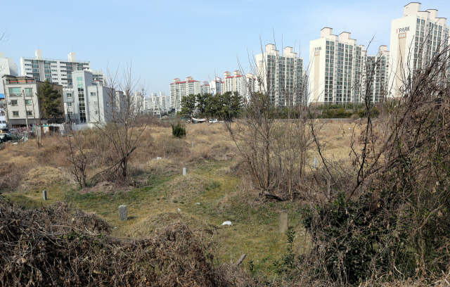 경주 도심의 대표적 흉물로 꼽히는 황성동 공동묘지. 경주시는 올해부터 이곳을 정비한 뒤 2022년까지 3천900여㎡ 규모의 주차장을 지어 인근 주민의 주차난을 해소할 계획이다. 김도훈 기자