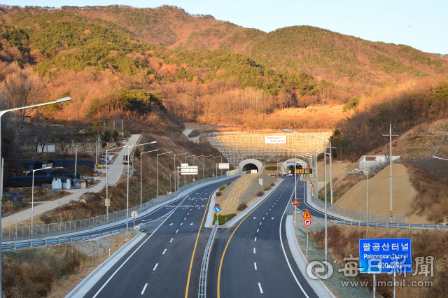 조야~동명 광역도로가 생기면 10년 공사 끝에 지난해 11월 개통한 팔공산터널(칠곡 동명~군위 부계)과 2020년 완전 개통하는 대구4차순환도로뿐 아니라 앞으로 대구경북 통합 신공항 등과 연계해 대구와 경북의 접근성을 한층 강화할 수 있다. 팔공산터널로 전경. 매일신문 DB