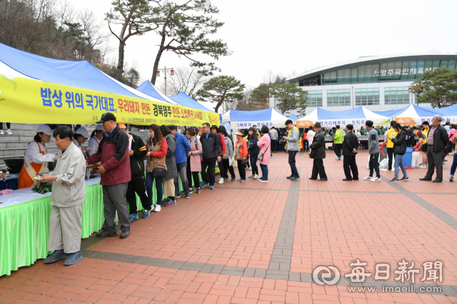 먹거리 마당에 마련된 영주 한돈(돼지고기)을 시식하기 위한 달리미들이 줄을 서 있다. 마경대 기자