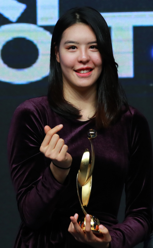 11일 오전 서울 여의도 63컨벤션센터에서 열린 2018-2019 여자프로농구(WKBL) 정규리그 시상식에서 최우수선수상(MVP)을 수상한 KB스타즈 박지수가 손가락으로 하트 모양을 그리며 미소짓고 있다. 연합뉴스
