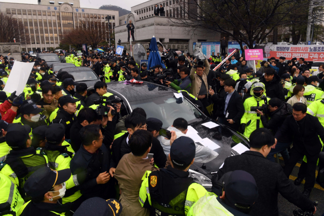 전두환 전 대통령과 이순자 여사가 탑승한 차량이 11일 광주지방법원에서 5·18 민주화운동 관련 재판을 마치고 법원을 나서고 있다. 연합뉴스