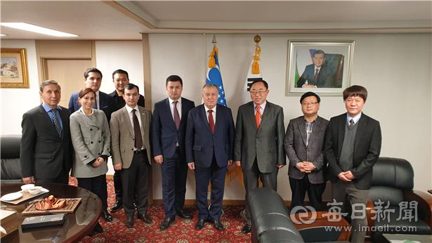 안동축제관광재단과 우즈베키스탄 문화체육부가 우즈베키스탄이 올해 탈춤축제 주빈국으로 참가하는 협약을 체결했다. 사진 오른쪽부터 세 번째 박원호 안동축제관광재단 집행위원장, 바흐티요르 사이플라예브 우즈베키스탄 문화체육부 장관 등이 기념 촬영을 하고 있다. 안동축제관광재단 제공