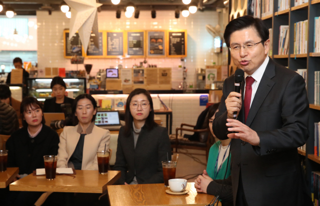 자유한국당 황교안 대표가 12일 오후 서울 마포구 다산북살롱에서 청년 사무처 당직자와 간담회를 하고 있다. 연합뉴스