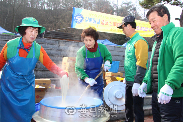 영주소백산마라톤에서는 새마을운동 영주시지회 새마을지도자부녀회원들이 1만여 인분의 잔치국수를 마련해 무료로 제공한다. 매일신문DB