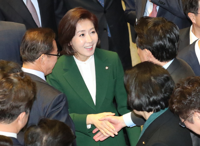 12일 오전 자유한국당 나경원 원내대표가 국회 본회의장에서 교섭단체 대표연설을 마친 뒤 김진태 의원과 인사하고 있다. 연합뉴스