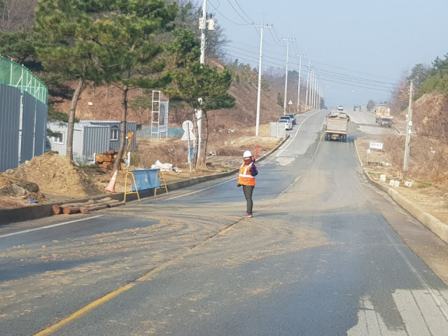 김천시 아포읍 아파트 공사현장 세륜시설이 제대로 동작하지 않아 도로가 흙먼지로 오염되어 있다. 독자 제공