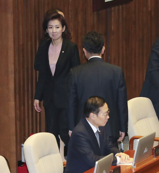 자유한국당 나경원 원내대표가 13일 국회 본회의장에서 더불어민주당 홍영표 원내대표를 외면한 채 퇴장하고 있다. 연합뉴스