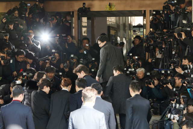 성관계 동영상 불법 촬영·유포 논란을 빚은 가수 정준영이 피의자 신분으로 조사를 받기 위해 14일 오전 서울지방경찰청 광역수사대로 출석하고 있다. 연합뉴스