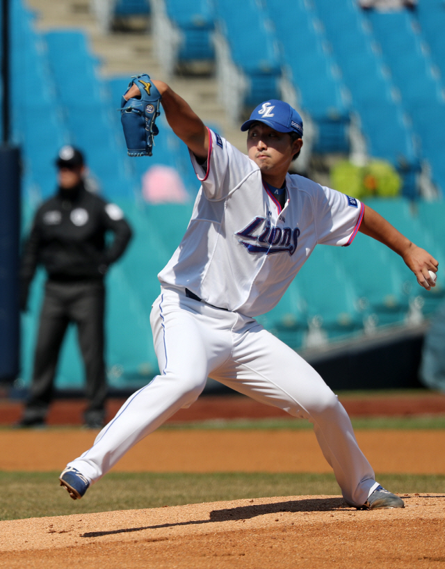 14일 대구 삼성라이온즈파크에서 열린 프로야구 시범경기 NC 다이노스와 삼성 라이온즈의 경기. 1회초 삼성 선발 최채흥이 힘차게 공을 던지고 있다. 연합뉴스