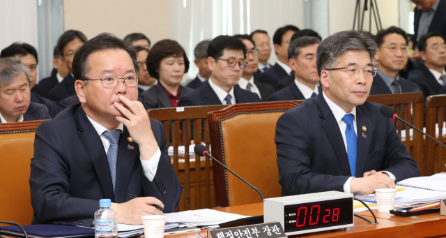 김부겸 행정안전부 장관(왼쪽)과 민갑룡 경찰청장이 14일 오전 열린 국회 행정안전위 전체회의에서 버닝썬 사건 관련 의원질의를 듣고 있다. 연합뉴스