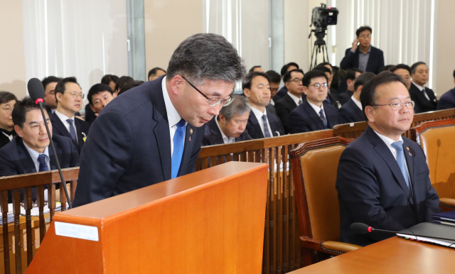 민갑룡 경찰청장이 14일 오전 열린 국회 행정안전위 전체회의에서 업무보고에 앞서 인사하고 있다. 연합뉴스