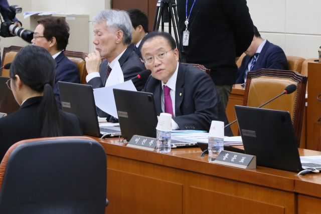 14일 국회 행정안전위원회 행정안전부 업무보고에서 윤재옥 자유한국당 국회의원은 최근 단행된 7개 부처 개각 인사에 TK 출신이 전무하다는 점을 지적하며, 지속적으로 제기되는 청와대의 TK 홀대 인사를 비판했다. 윤재옥 의원실 제공