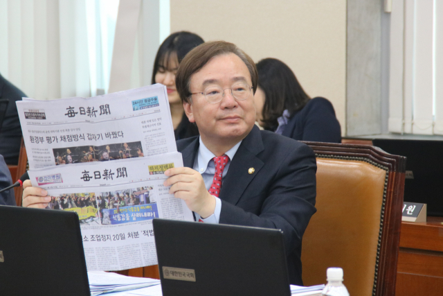 지난 2018년 10월 국회에서 열린 환경노동위원회의 환경부 국정감사에서 강효상 자유한국당 의원이 이날 본지에 보도된 1면 기사를 박천규 환경부 차관에게 들어 보이며 질의하고 있다. 강효상 의원실 제공