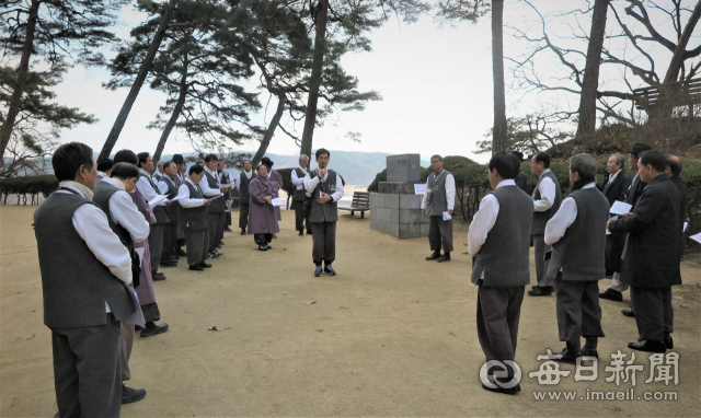 도우미들이 활동에 앞서 도산서원에 대해 교육받는 모습. 도산서원 제공