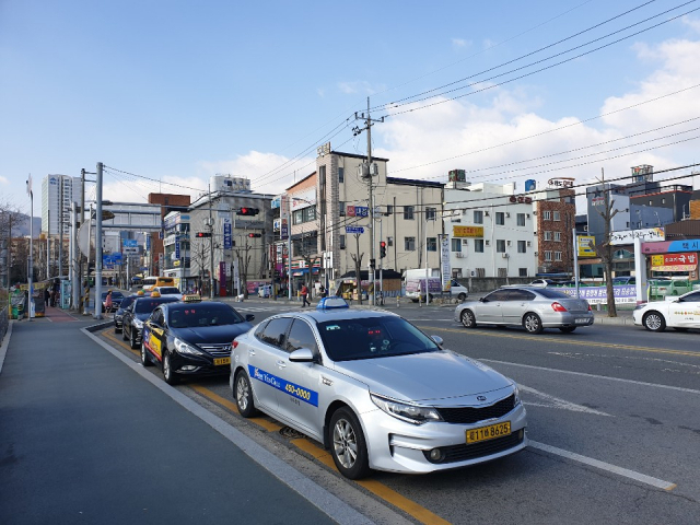 구미시가 18일부터 택시요금 12.5%를 인상하고, 올 연말까지 상수도 요금 10%를 인상하는 등 공공요금이 줄줄이 인상된다. 전병용 기자