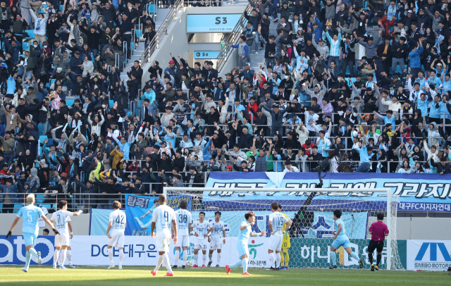 17일 DGB대구은행파크에서 열린 대구FC와 울산현대 축구단의 경기에서 세징야가 동점골을 넣자 관중들이 환호하고 있다. 연합뉴스