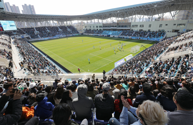 17일 오후 DGB대구은행파크에서 열린 대구FC와 울산현대 축구단의 경기에서 구름관중이 열띤 응원전을 펼치고 있다. 이날 경기 입장권은 전날 매진됐으며, 홈경기 3연속 매진행렬을 이어나가고 있다. 김영진 기자 kyjmaeil@imaeil.com