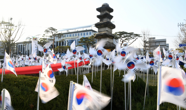 거창군청 앞 중앙로터리에 소형태극기와 바람개비 수백개를 설치해 3.1운동 100주년을 기념하는