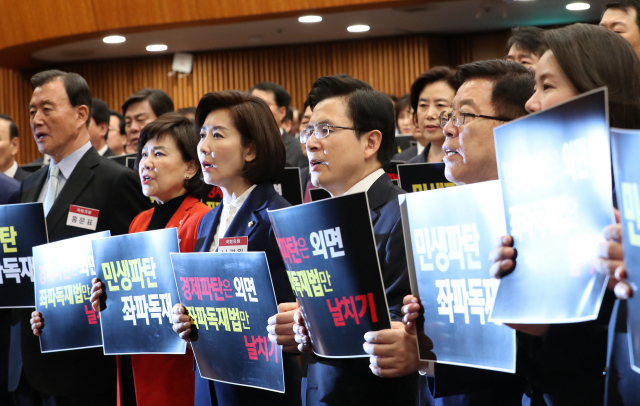 자유한국당 황교안 대표가 18일 국회 헌정기념관에서 열린 국회의원 및 당협위원장 비상 연석회의에서 참석자들과 구호를 외치고 있다. 연합뉴스