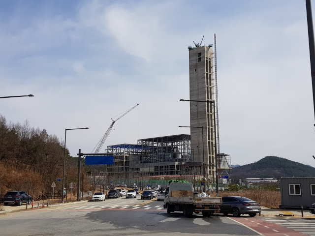 근로자 3명이 추락하는 사고가 발생한 경북 안동시 풍천면 환경에너지종합타운 공사장 전경. 연합뉴스