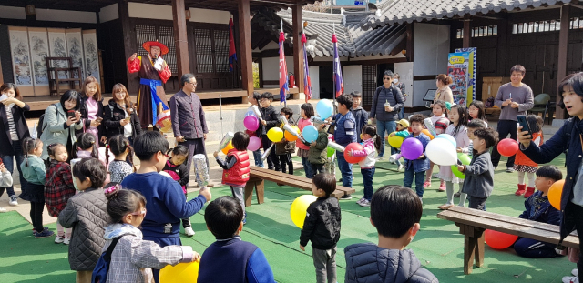 사라온이야기마을을 방문한 아이들이 풍선을 이용한 레크리에이션을 즐기고 있다. 사라온이야기마을 제공