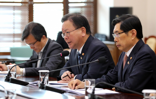 박상기 법무부 장관과 김부겸 행정안전부 장관이 18일 오후 청와대에서 문재인 대통령에게 